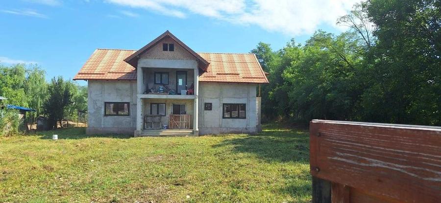 Casă cu 4 camere în Rahova