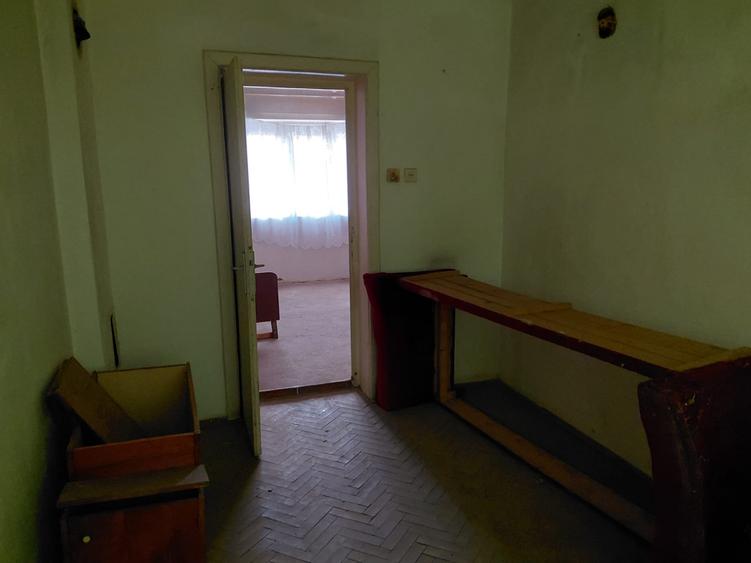 Apartament cu 4 camere decomandat în Peregu Mare