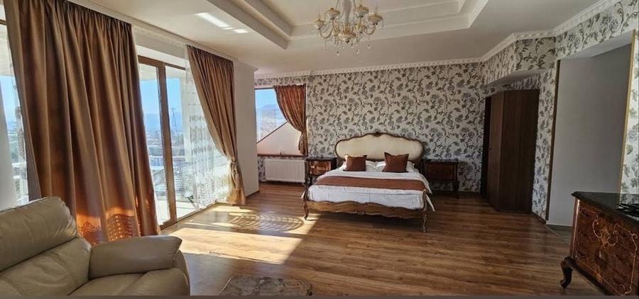 Casă cu 8 camere cu Teren 220 Mp în Central