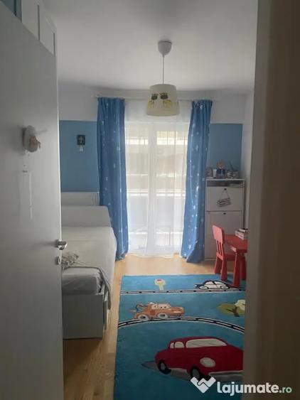 Apartament cu 3 camere semidecomandat în Băneasa