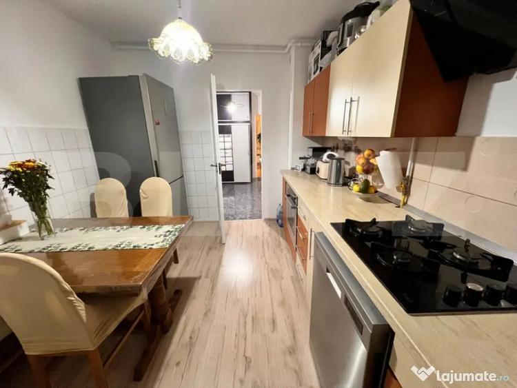 Apartament cu 4 camere decomandat în Central
