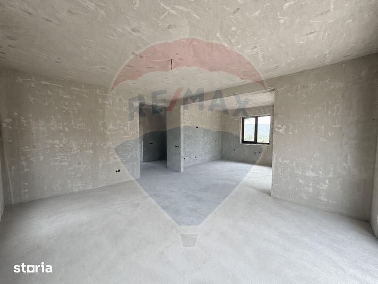 Casă cu 5 camere cu Teren 900 Mp în Ciurila