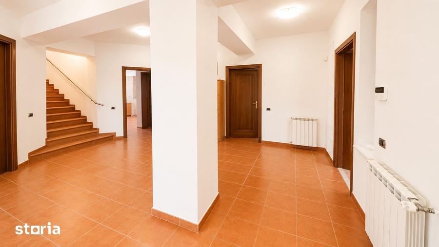 Casă cu 10 camere cu Teren 1300 Mp în Central