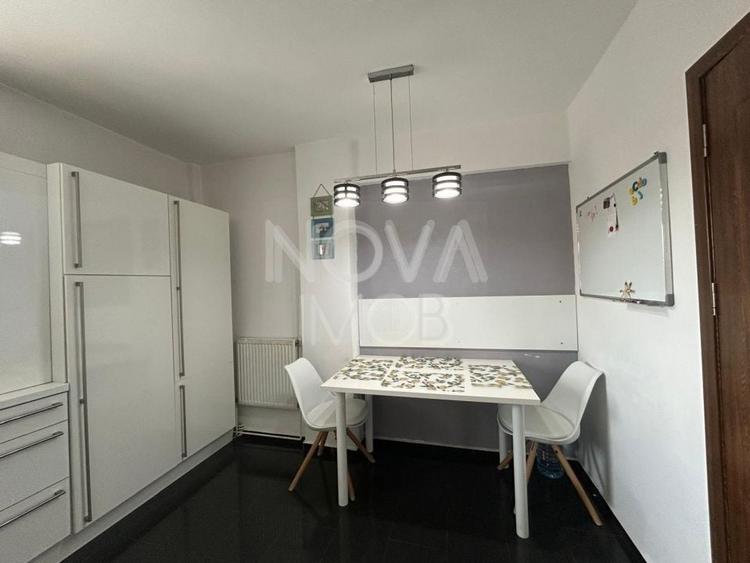 Apartament cu 3 camere semidecomandat în Turnișor