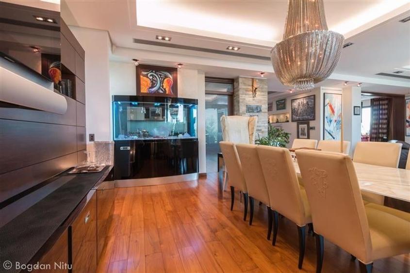 Apartament cu 8 camere decomandat în Herăstrău