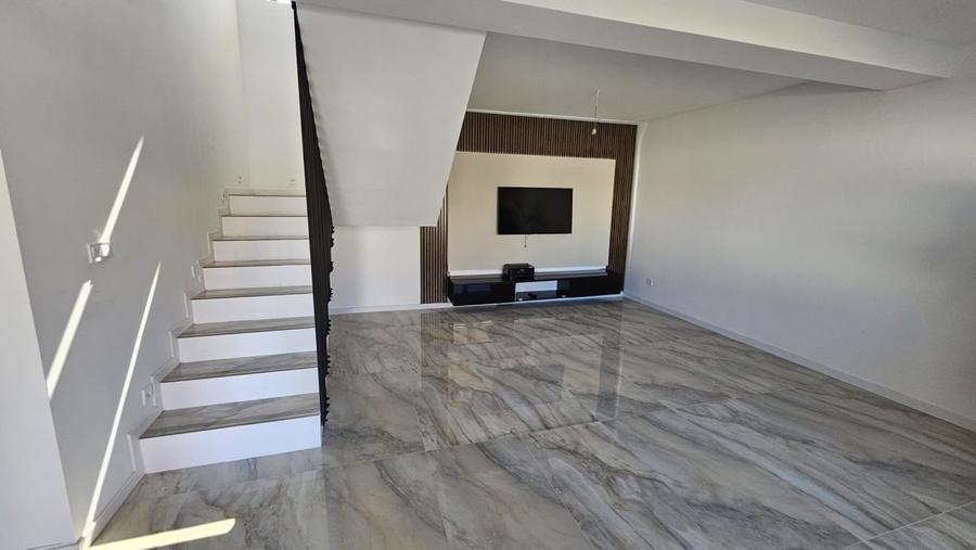 Casă individuală cu 5 camere cu Canalizare în Malu Mare