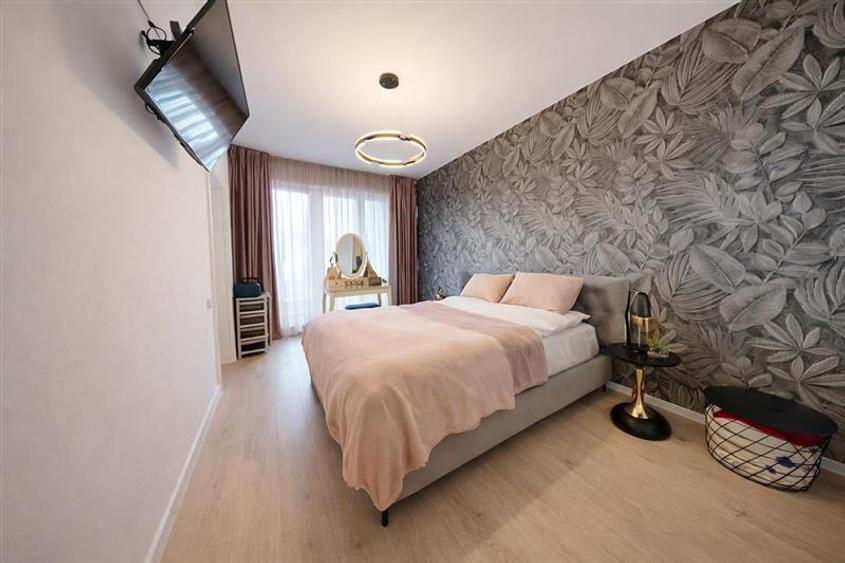 Apartament cu 3 camere decomandat, mobilat în Tractorul