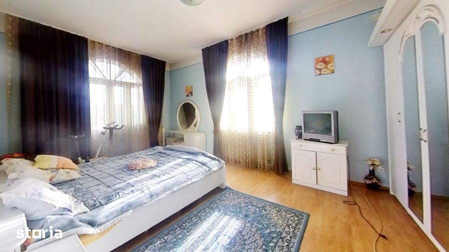 Casă cu 7 camere cu Teren 1200 Mp în Sânmartin