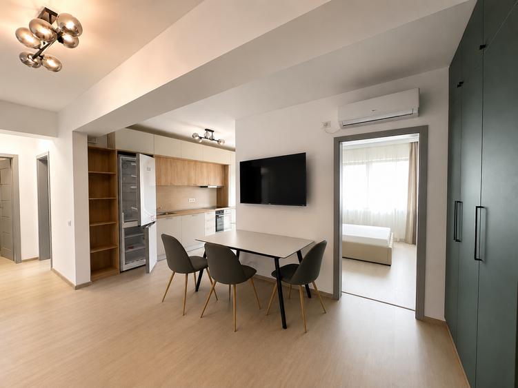 Apartament cu 3 camere semidecomandat în Sud