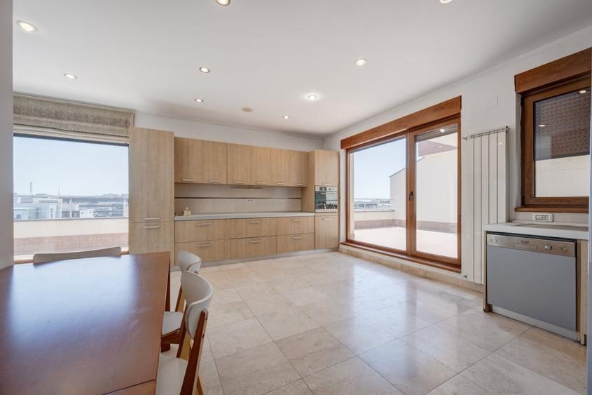 Penthouse cu 5 camere decomandat, mobilat în Herăstrău
