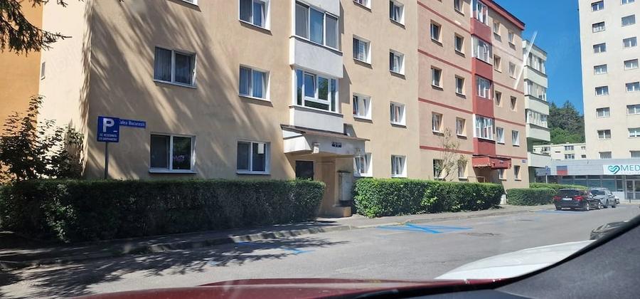 Apartament cu 4 camere decomandat în Calea București