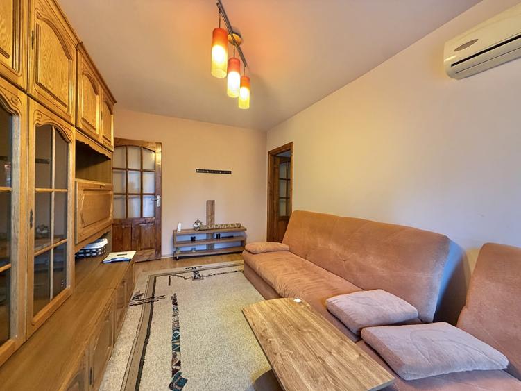 Apartament cu 4 camere semidecomandat, mobilat în Dacia