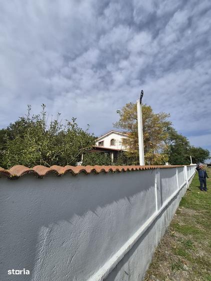 Casă cu 10 camere cu Teren 100 Mp în Corbu