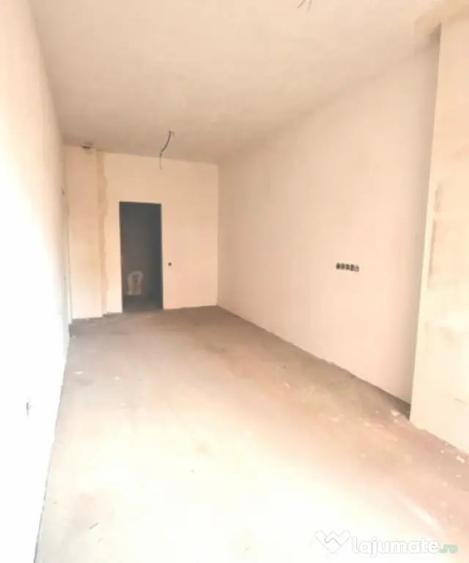 Apartament cu 4 camere decomandat în Florești