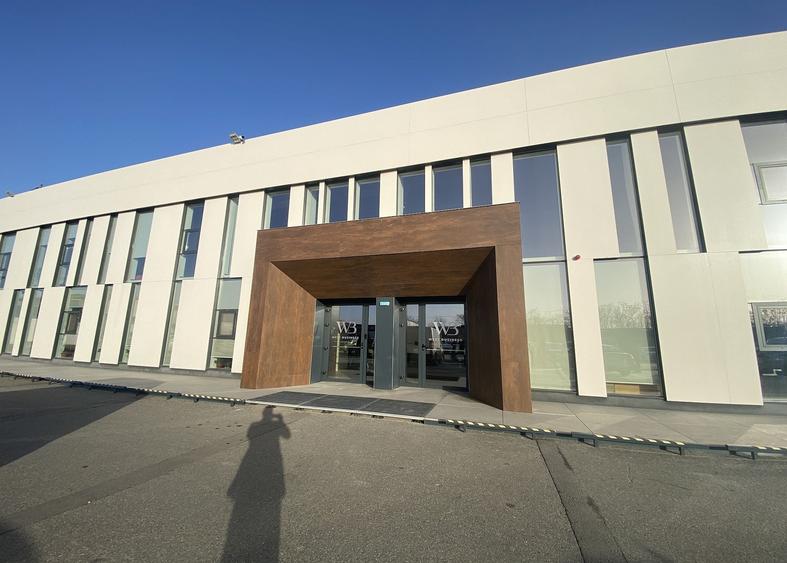 Birou, de 3,600 mp, în Vest