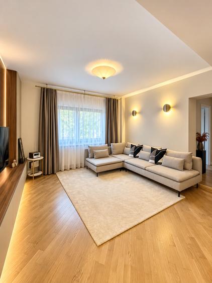 Apartament cu 3 camere semidecomandat în P-ța Dorobanți
