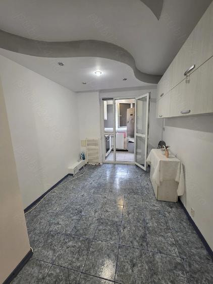 Apartament cu 3 camere semidecomandat în Dristor