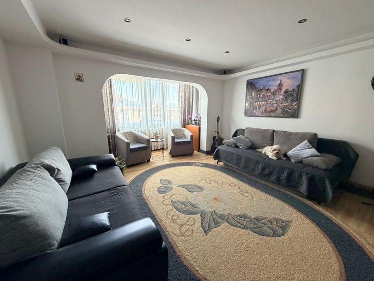 Apartament cu 3 camere decomandat în Coman