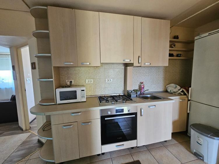 Apartament cu 3 camere decomandat, mobilat în Giarmata-Vii