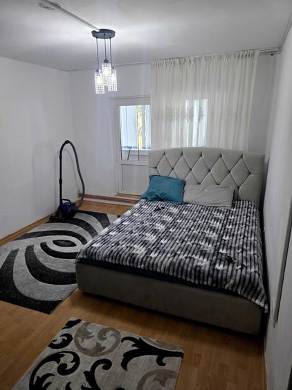 Apartament cu 2 camere semidecomandat în Craiovița Nouă
