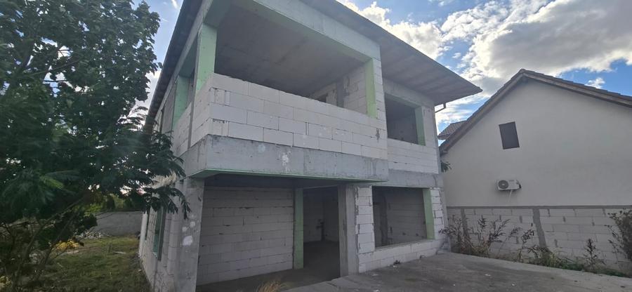 Casă individuală cu 6 camere cu Teren 450 Mp în Valu lui Traian