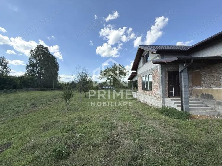 Casă cu 5 camere cu Teren 1800 Mp în Stremț
