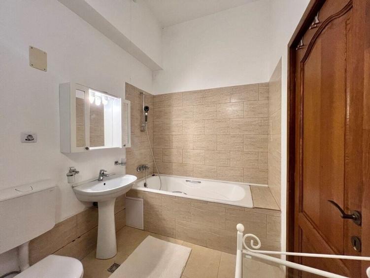 Casă individuală cu 8 camere cu Canalizare în Brănești