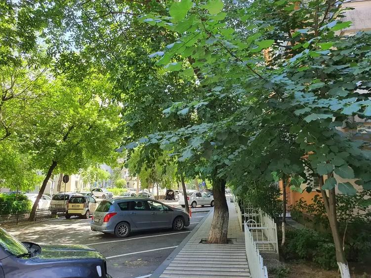 Apartament cu 3 camere decomandat, mobilat în Sebastian