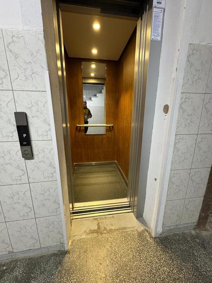 Apartament cu 3 camere semidecomandat în Tineretului