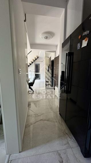 Apartament cu 3 camere semidecomandat, mobilat în Giroc