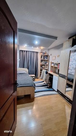 Apartament cu 3 camere semidecomandat în Botizului