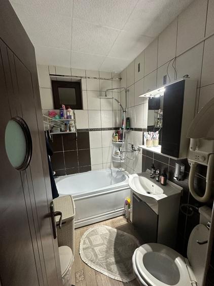 Apartament cu 3 camere semidecomandat în Exterior Vest