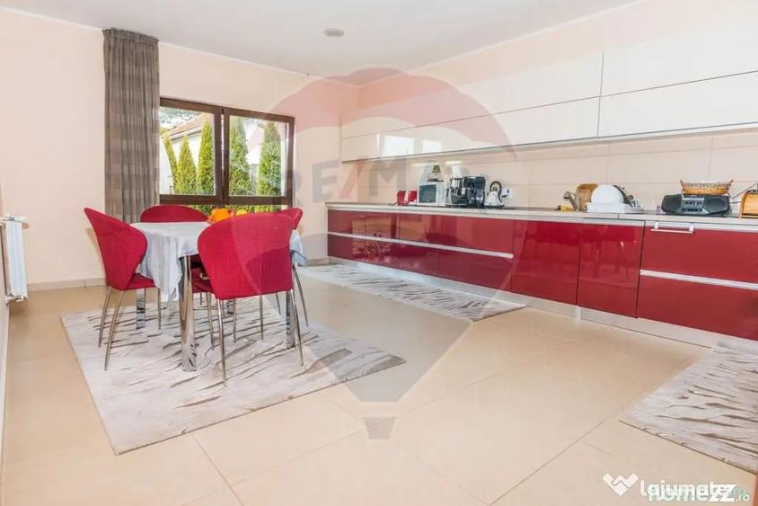 Casă cu 7 camere cu Teren 1071 Mp în Central