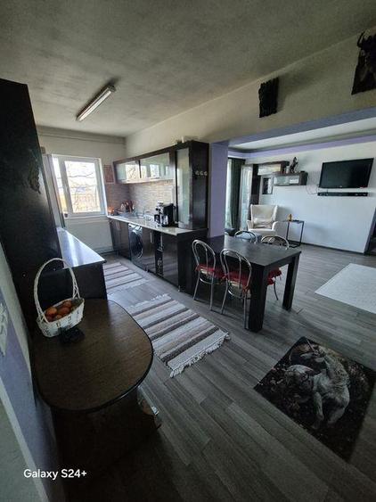 Apartament cu 4 camere semidecomandat în Tătărași