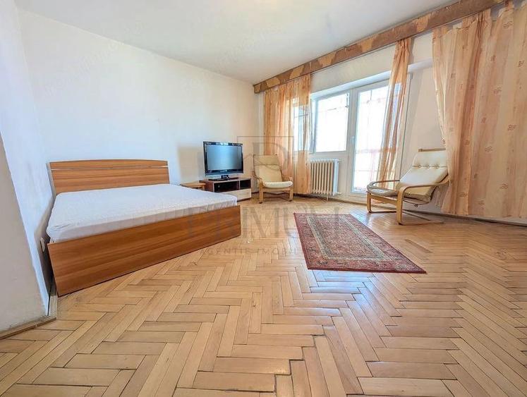 Garsonieră decomandată în Lunei