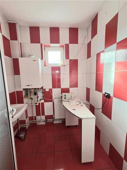 Spațiu comercial, de 100.30000305176 mp, în Capitol