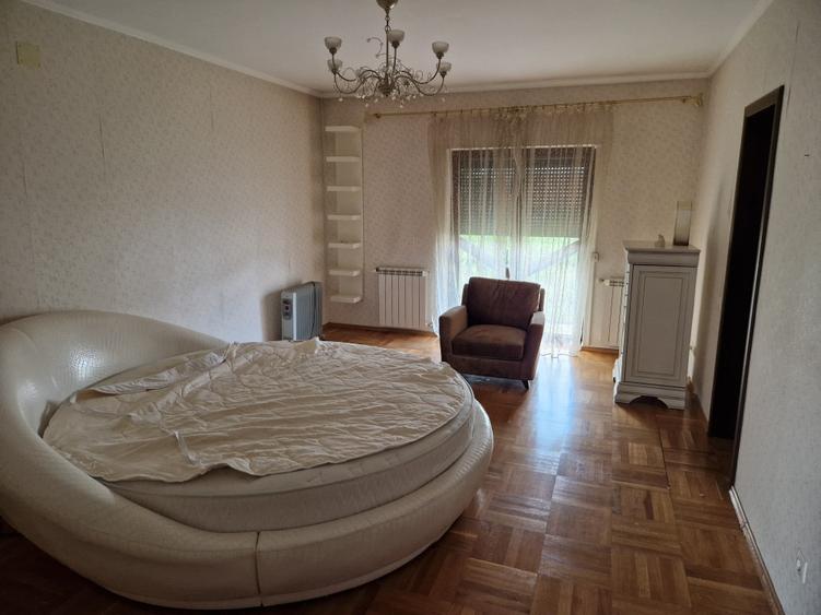 Casă individuală cu 9 camere cu Canalizare în Sânpetru