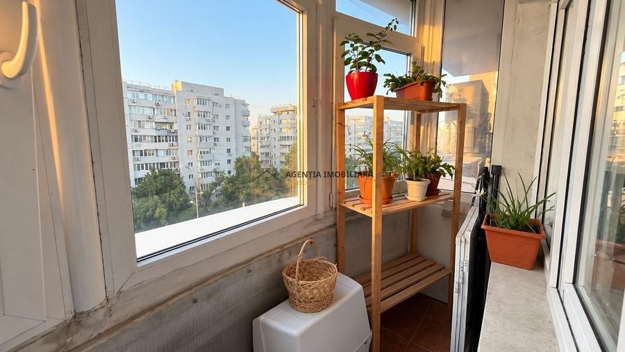 Apartament cu 4 camere decomandat în P-ța Victoriei