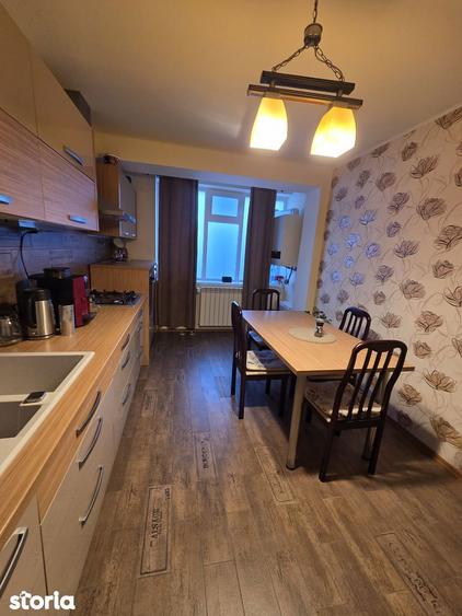 Apartament cu 5 camere decomandat în Buzaului