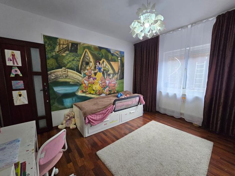 Casă cu 6 camere cu Teren 250 Mp în Industriilor
