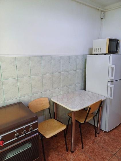 Apartament cu 3 camere semidecomandat în Punctele Cardinale