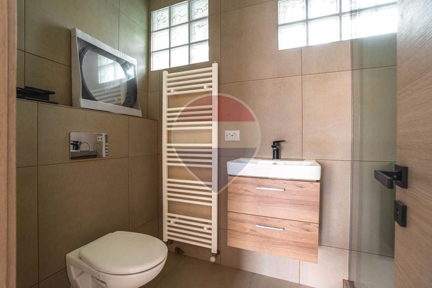 Casă cu 5 camere cu Teren 450 Mp în Cristian