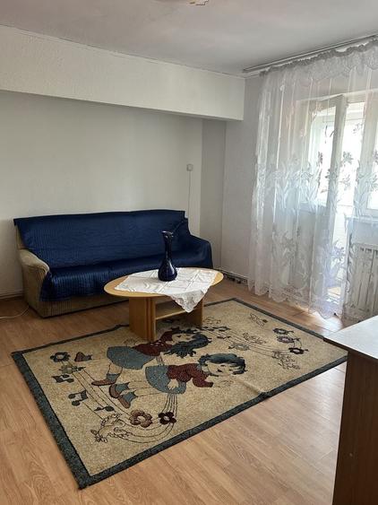 Apartament cu 3 camere decomandat în Pietroasa