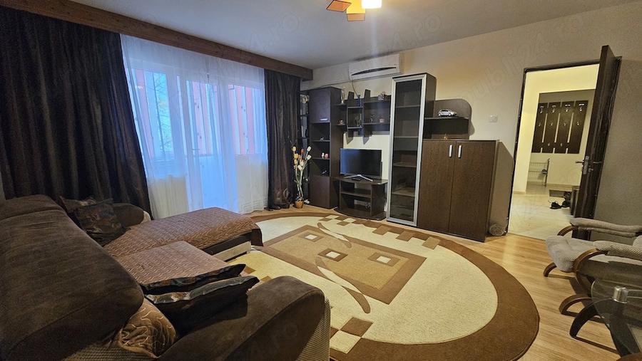 Apartament cu 3 camere semidecomandat în Rovine
