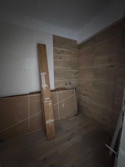 Apartament cu 4 camere semidecomandat în Florești