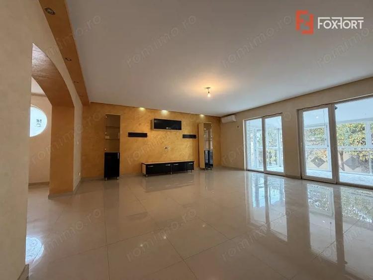 Casă cu 11 camere cu Teren 610 Mp în Central