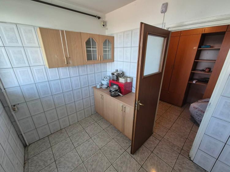 Apartament cu 3 camere semidecomandat în P-ța Muncii