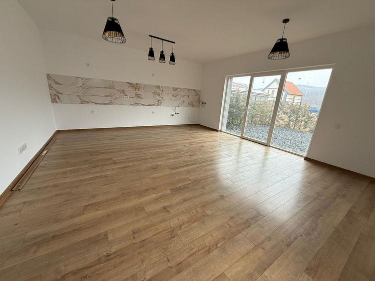 Duplex cu 3 camere cu Canalizare în Exterior Est