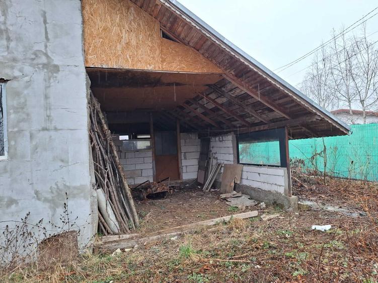 Casă cu 4 camere în Teișani