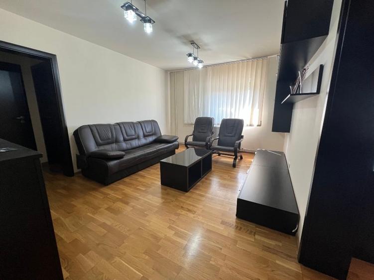 Apartament cu 3 camere semidecomandat, mobilat în Circumvalațiunii